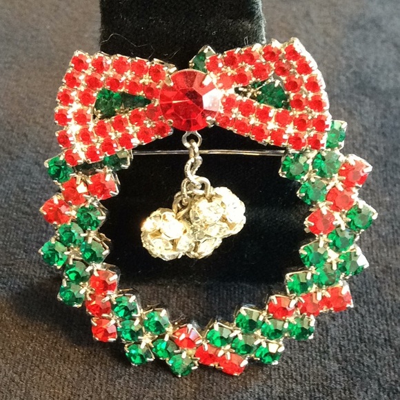 Vintage New Christmas Wreath Brooch w/3 Dangles - Picture 1 of 4